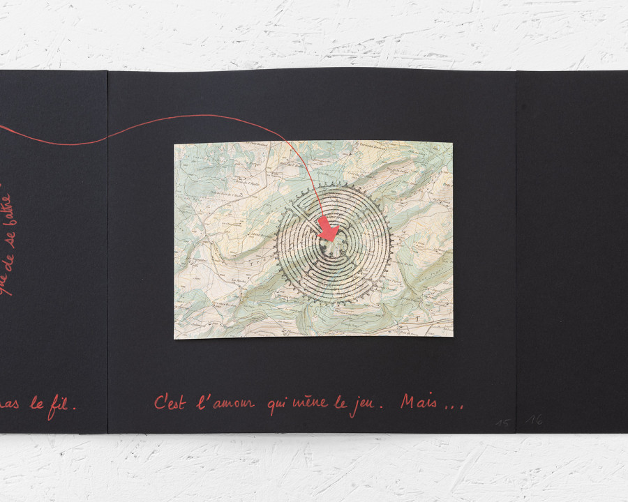 Exhibition’s view « Sur un fil », Andrée Cauderay Vuilleumier, Au fil de l’histoire, 2015, leporello, drawings from 2003–2006, chalk, India ink, and acrylic on various types of paper—some handmade, some recycled—which were then mounted, with additions of photographs from various sources, gold leaf, embroidery, lace, and knitted fabrics, CALM – Centre d’Art La Meute, Lausanne, Switzerland, 2026 / Photo: Théo Dufloo / Courtesy of the artist.