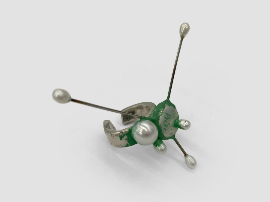 Bernhard Schobinger, Mutated Insect, 2023, Ring made of pearls, silver, cobalt, malachite pigment, 3.5 x 6.8 x 6.1 cm, Ringsize 17, inner ⌀ 1.8cm