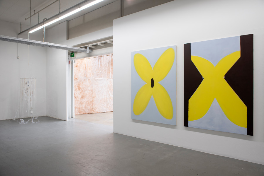 Ana Jikia, everything is talking to me, 2022, diverse Materialien, Sound Sebastian Gisi, Waterdrager, 2022, Videoinstallation, Erde und Gras auf Leintücher Golnaz Hosseini, The Dust Enforcer, 2022, Öl auf Leinwand, vierteilige Serie Installationsansicht Peace or Never, Diplomausstellung Institut Kunst Gender Natur HGK FHNW, Basel, Kunsthaus Baselland, 2022, Foto: Christian Knörr