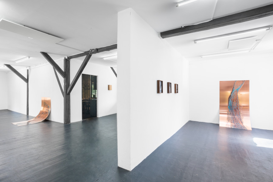 Right: Una Szeemann, Die verschobene Verdichtung eines Schläfers II, (The Displaced Compression of a Sleeper II), 2018. Center: Martín Soto Climént, Marea de espuma, 2015 and Caramel, 2015. Left: Una Szeemann, Die verschobene Verdichtung eines Schläfers I, (The Displaced Compression of a Sleeper I), 2018. Photo: Kilian Bannwart