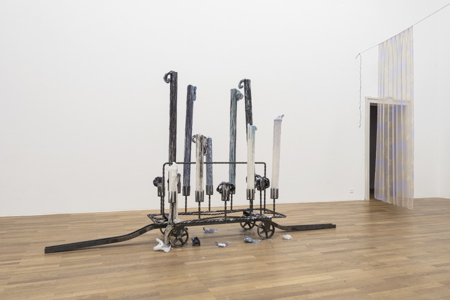 Pauline Curnier Jardin, Durata di cera (Was man aus Liebe tut)/ La notte del 17 novembre, 2022. Exhibition view Kunsthalle Winterthur, 2023. Foto: Christian Schwager © 2023 Kunsthalle Winterthur / Pauline Curnier Jardin / ChertLüdde