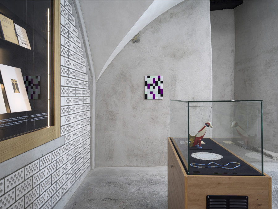 Exhibition view Sophie Taeuber-Arp / Mai-Thu Perret «Ich bin wü ü ü ü ü ü ü ü tend», Cabaret Voltaire 2022. Photo: Cedric Mussano