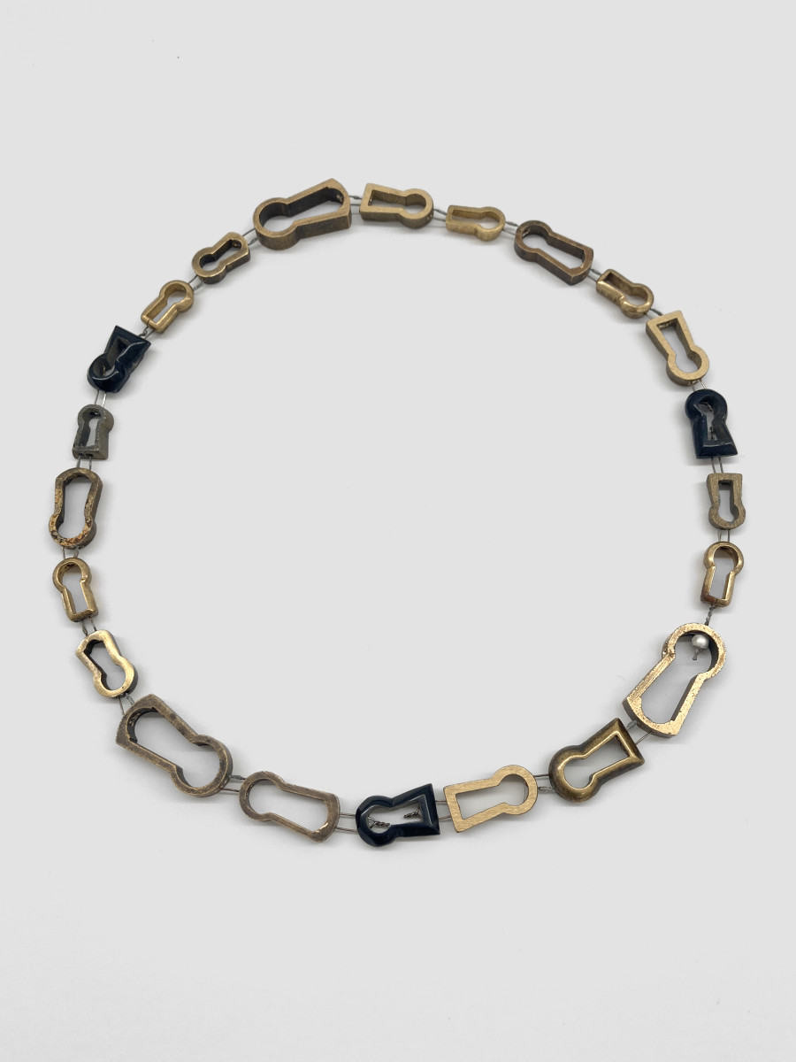 Bernhard Schobinger, Untitled, 2020, Necklace made of brass and plastic keyhole fittings, cobalt wire, silver, 18.5 x 17 x 0.5 cm, Neckline 96 cm