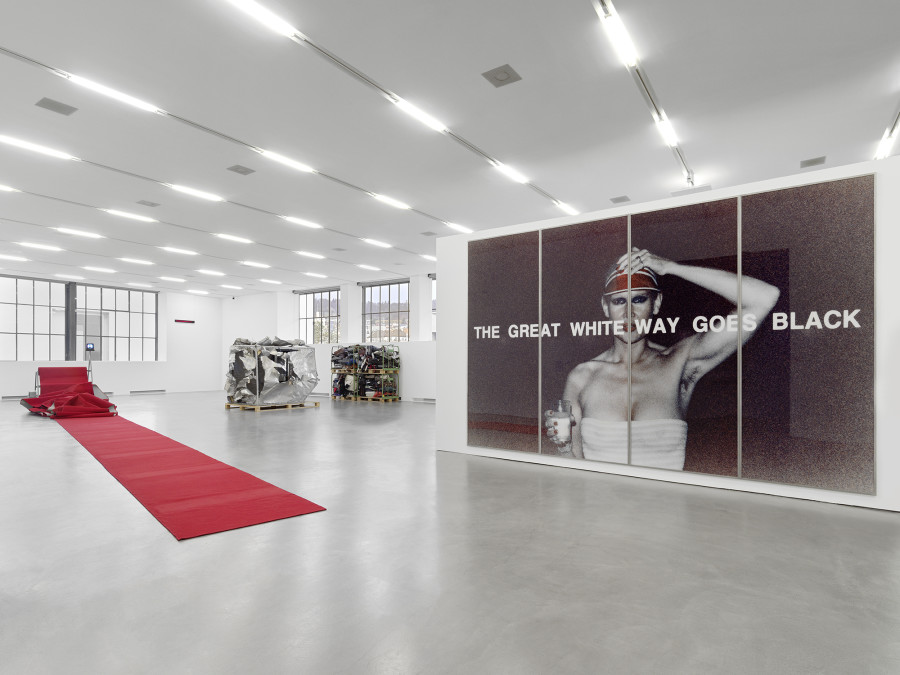 Ausstellungsansicht Fabrice Gygi, Dérouleur de tapis rouge, 1999, Gianni Motti, Big Crunch Clock, 1999, Christoph Büchel, AKE 0453 PE, 2006, Katharina Sieverding, The Great White Way Goes Black, 1977/1997. Sammlung Migros Museum für Gegenwartskunst, Foto: Stefan Altenburger Photography, Zurich