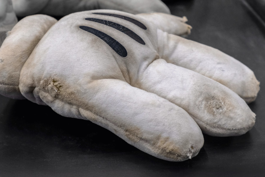 Julian-Jakob Kneer, FANATIC (4) (Detail), 2025, Archival gloves and Precious Moments figurine, cast rubber and acrylic glas vitrine, 76 x 54 x 35 cm. Courtesy the artist and Blue Velvet, Zurich. Exhibition views by Andrea Luca Ammann.