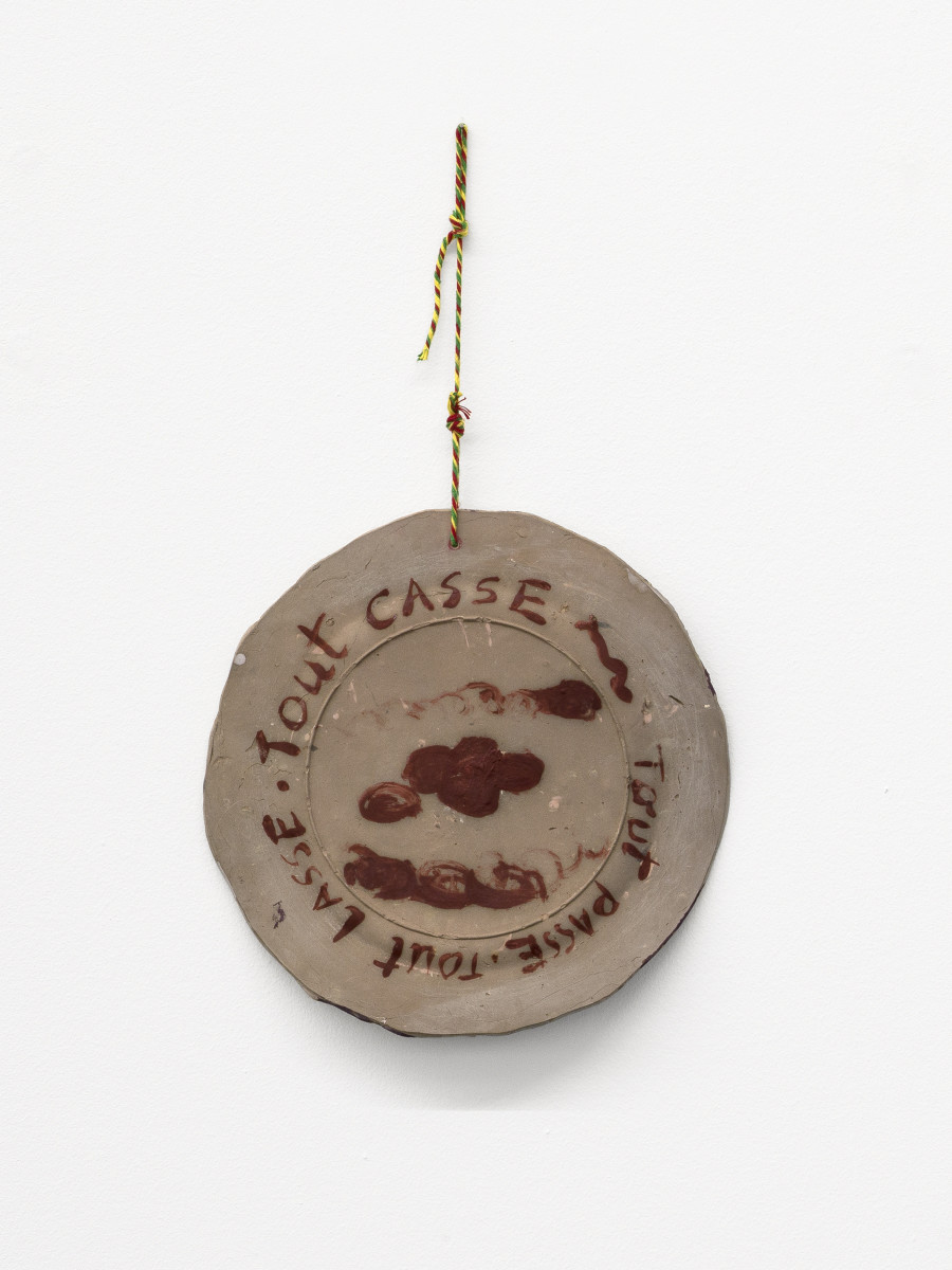 Ana Jotta, Tout passe, tout lasse, tout casse, 2024, Paperclay, glaze, Diameter 29 cm