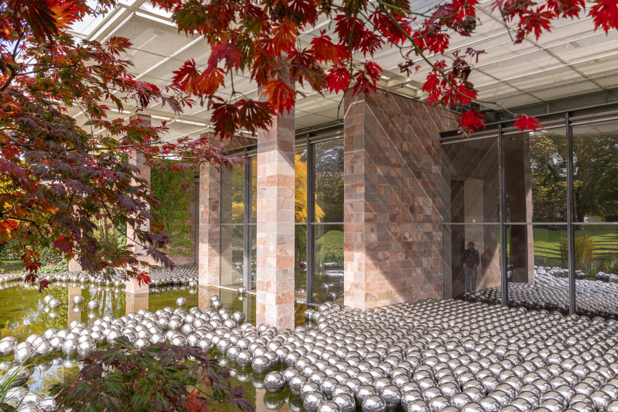 Installation view "Yayoi Kusama", Fondation Beyeler, Riehen/Basel, 2025. Narcissus Garden, 1966/2025. © YAYOI KUSAMA. Photo: Matthias Willi