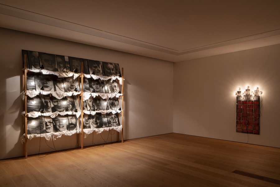 Vue de l’exposition, Reliques et monuments. Werke von Christian Boltanski, Espace Focus, Musée cantonal des Beaux-Arts de Lausanne, 2021 © 2021, ProLitteris, Zürich. Photo © MCBA, Lausanne / Nora Rupp