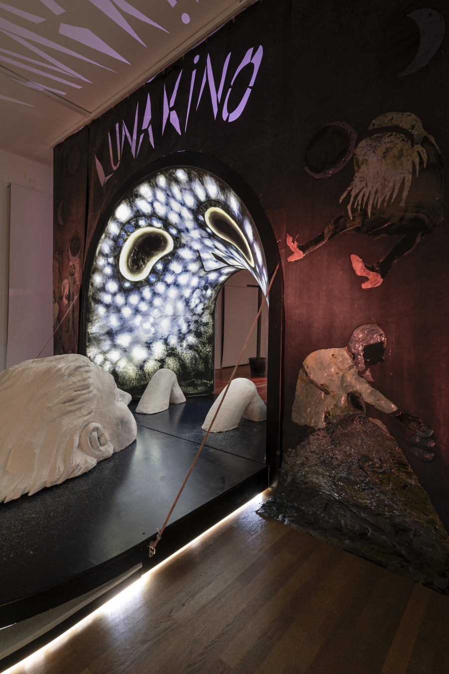 Pauline Curnier Jardin, Luna Kino, 2022. Exhibition view Kunsthalle Winterthur, 2023. Foto: Christian Schwager © 2023 Kunsthalle Winterthur / Pauline Curnier Jardin / ChertLüdde