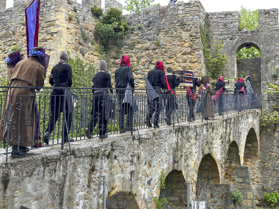 Early Labyrinth, Procession, avec La chorale du chaos éthique Photo: Thalles Piaget.