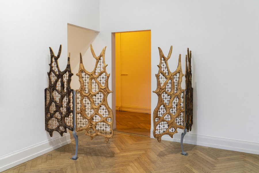Regionale 24, installation view, room 1, Emmanuel PidrΓ©, ππ₯π’ πͺππ―π―π¦ππ€π’ π¬π£ π₯π’ππ³π’π« ππ«π‘ π₯π’π©π©/ππΈπΌπ½-ππΈπΈπΌ (ππ’π΅π¦), 2023, Photo: Nina Rieben.