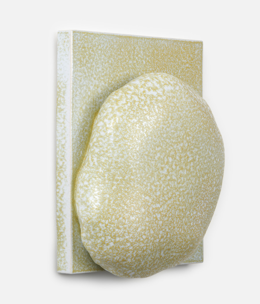 Mai-Thu Perret, Leftover soup, spoiled rice, not even dogs will look at them, 2022, Glazed ceramic, 48.5 x 37 x 16.5 cm. Photo: Mareike Tocha