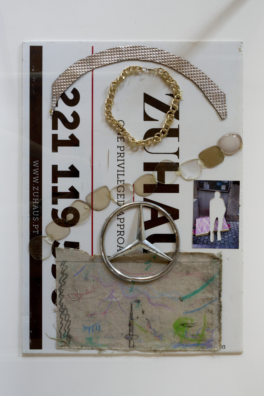 Mauro Cerqueira, Casas num Beco Malcheiroso #3, 2019-2024. Photo: Guillaume Python. Courtesy of the artist and Kunsthalle Friart Fribourg