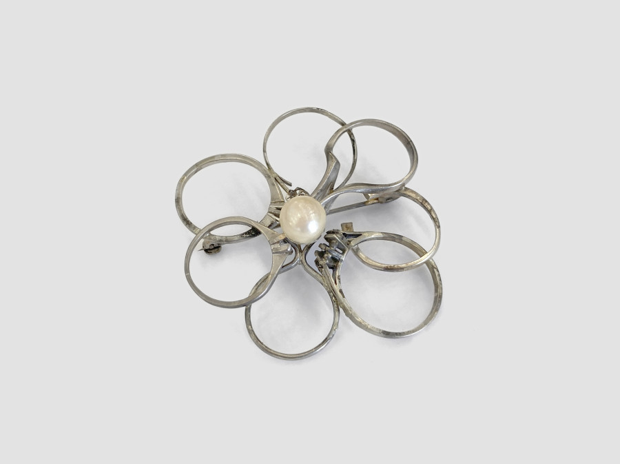 Bernhard Schobinger, Untitled, 1991, Brooch made of antique white gold rings, pearl, cobalt pin, 5 x 5 x 2 cm