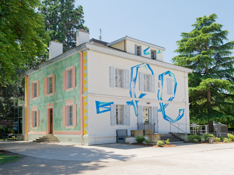Renée Levi, Aimée, Façade Nord, 2021 et Hippolyte Hentgen, Friselis, Façade Est, 2025, ©Villa du Parc - centre d’art contemporain, Annemasse, 2025, photographie Aurélien Mole.