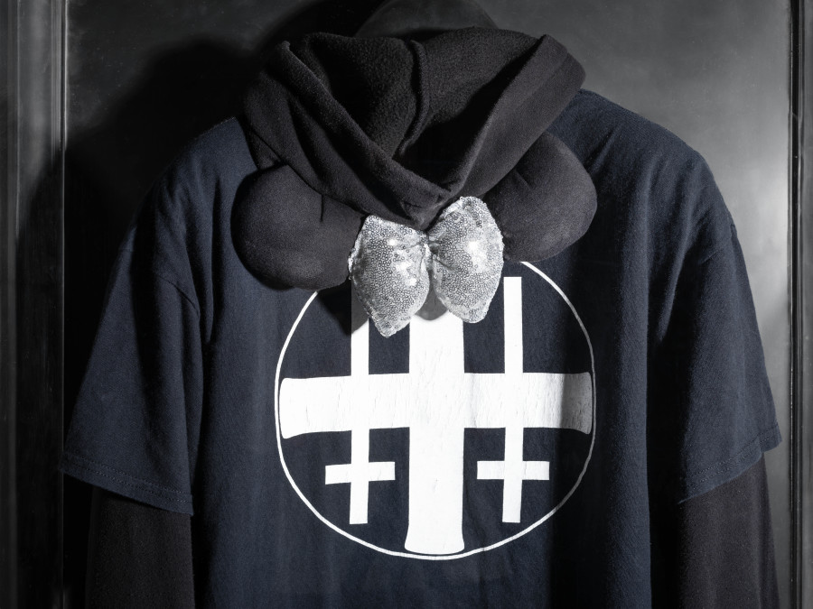 Julian-Jakob Kneer, FANATIC (7) (Detail), 2025, Archival Deathlike Silence Productions t-shirt, Minnie Mouse hoodie, 
cast rubber and acrylic glas vitrine, 106 x 76 x 22 cm. Courtesy the artist and Blue Velvet, Zurich. Exhibition views by Andrea Luca Ammann.