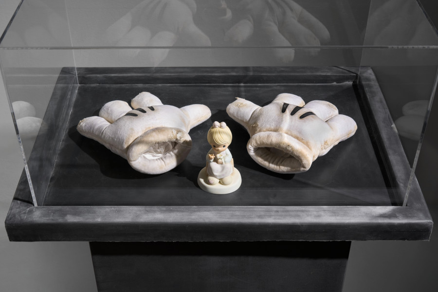 Julian-Jakob Kneer, FANATIC (4), 2025, Archival gloves and Precious Moments figurine, cast rubber and acrylic glas vitrine, 76 x 54 x 35 cm. Courtesy the artist and Blue Velvet, Zurich. Exhibition views by Andrea Luca Ammann.