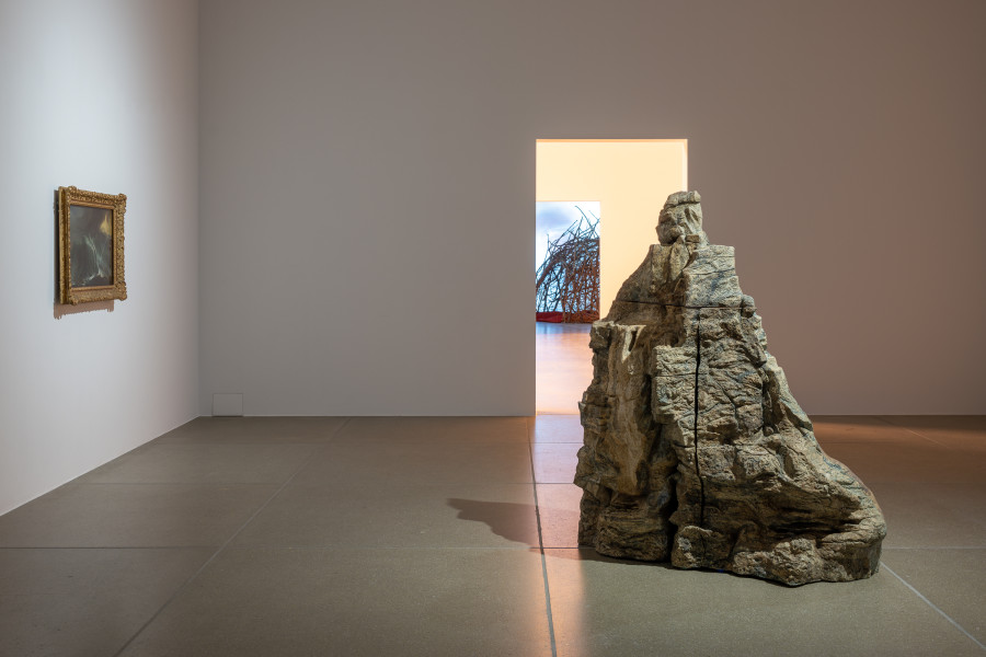 Installationsansicht Pauline Julier, A Single Universe, 8.6. – 27.10.2024, Aargauer Kunsthaus. Pauline Julier (*1981), Trunk, 2024, Keramik, Mit Genehmigung der Künstlerin, In Zusammenarbeit mit Claire Mayet und Aline Morvan, Künstlerinnen. Caspar Wolf, Gewitter und Blitzschlag am unteren Grindelwaldgletscher, um 1774 – 1775, Öl auf Leinwand, Aargauer Kunsthaus / Ankauf 1947. Foto: ullmann.photography