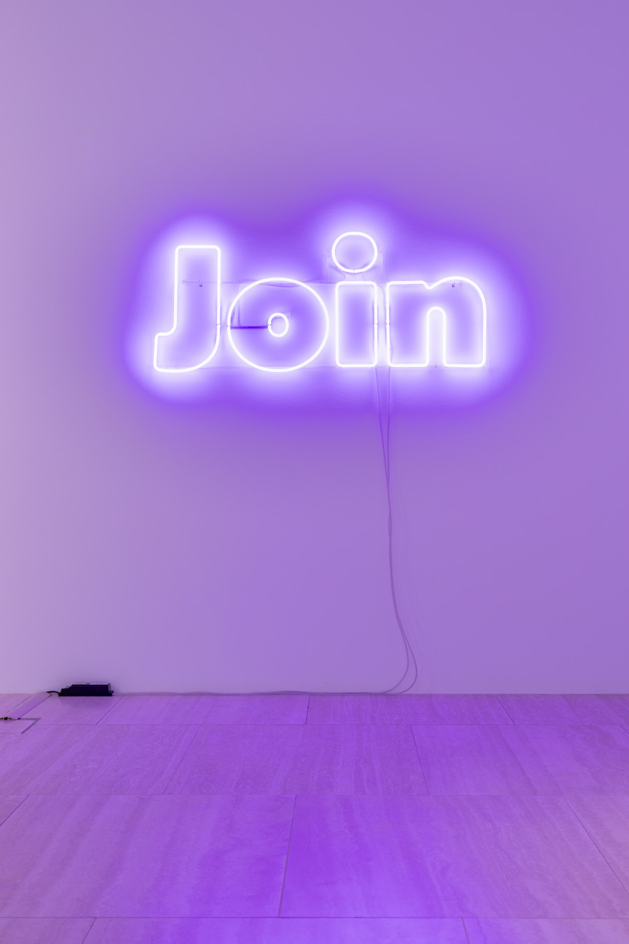 Mitchell Anderson, Join (the Great Peace March (Keith haring, 1986)), 2023, Neon, glass, 55 x 130 cm. Photo: Kilian Bannwart