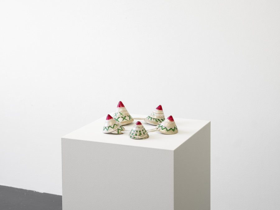 Bernhard Schobinger, Schnecken Ballett II / Ballet of Snails, 2020, Necklace made of shells (origin of Okinawa Island, Japan), malachite pigment, madder lacquer, shoelace, 30 x 30 x 8 cm, Neckline 68 cm