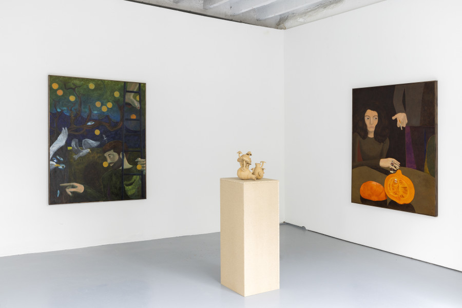 Elias Njima.Installation view: Ronde / Huile sur toile / 150 x 120 cm / 2023. Flâneurs / Céramique / 2024. Extension / Huile sur toile / 150 x 120 cm / 2023. Photo credits: @coucoustudio.ch — A.Zermatten. Courtesy of the artist.