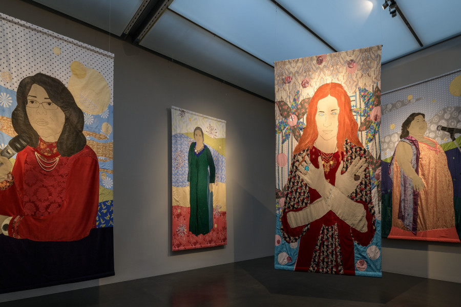 Małgorzata Mirga-Tas, Herstories, 2019–2025, Stoff, Acryl und Mixed Media, Ausstellungsansicht Małgorzata Mirga-Tas. Eine alternative Geschichte, Kunstmuseum Luzern, 2025, Courtesy of the artist. Foto: Marc Latzel