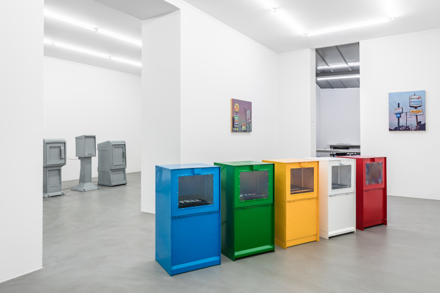 Exhibition view, Rita McBride & Glen Rubsamen, Daily Echo Free Mirror, Mai 36 Galerie, 2023. Photo credits: Peter Baracchi