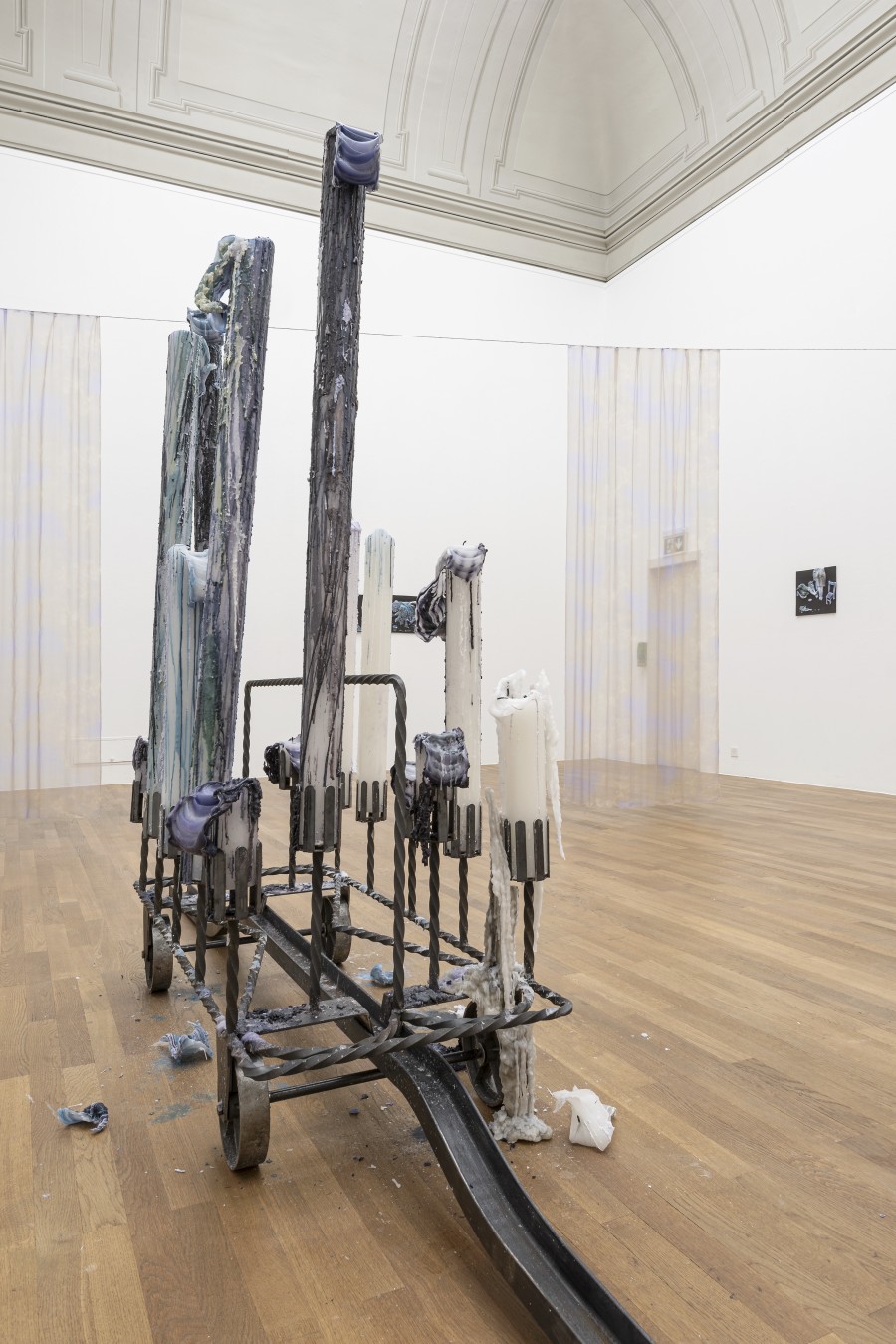 Pauline Curnier Jardin, Durata di cera (Was man aus Liebe tut)/ La notte del 17 novembre, 2022 (in the front) and Was man aus Liebe tut, 2022 (behind). Exhibition view Kunsthalle Winterthur, 2023. Foto: Christian Schwager © 2023 Kunsthalle Winterthur / Pauline Curnier Jardin / ChertLüdde