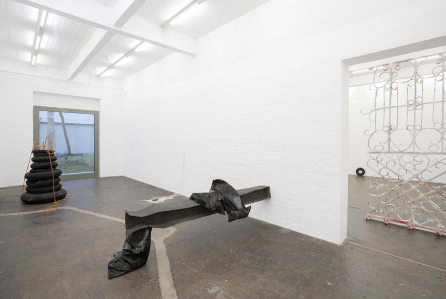 Sofía Salazar Rosales, «Imagínate vivir en Suiza y perderte esto», exhibition view, 2025. Photo: Kunst Halle Sankt Gallen, E. Sommer. Courtesy: the artist and ChertLüdde, Berlin.