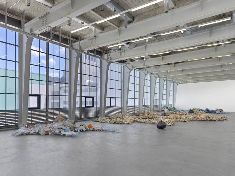 Liz Larner, below above, Kunsthalle Zürich, 2022, installation view, image Annik Wetter