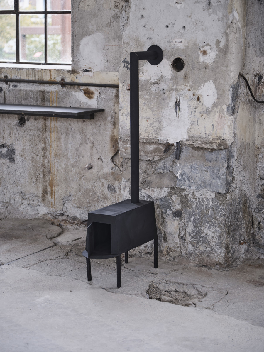 Kerstin von Gabain, „Stove“ (2021), Courtesy of the artist and Exile Gallery, installation view “Here and Now. Vienna Sculpture 2022“, Kunstraum Dornbirn, Photo Günter Richard Wett.