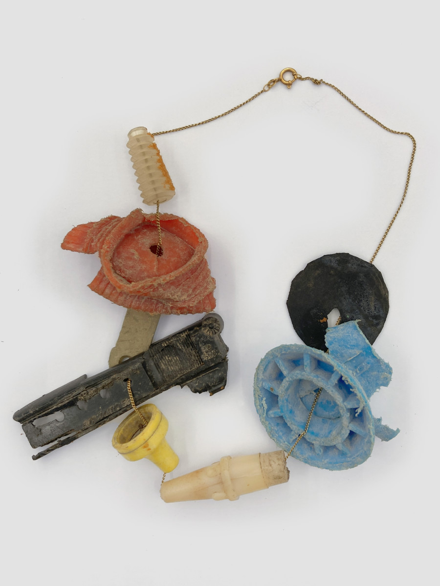 Bernhard Schobinger, Tutti Kabutti, 1980/1981, Necklace made of gold chain, plastic (objects found on a construction site), 23 x 10.7 x 2.5 cm, Neckline 46 cm