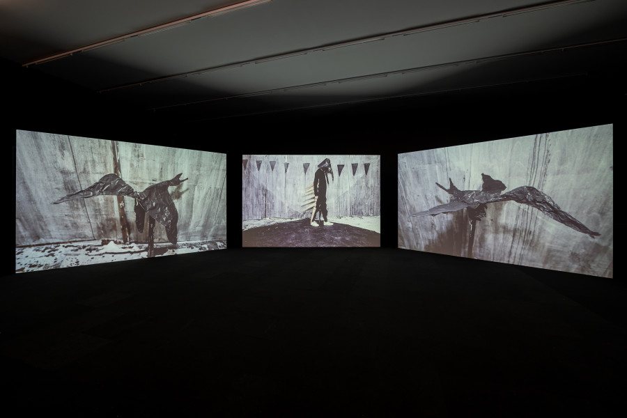 lnstallationsansicht Augustin Rebetez. Vitamin, 18.2. - 29.5.2023, Aargauer Kunsthaus, Aarau, Augustin Rebetez, Throw your shadows, 2018-2019, ln Zusammenarbeit mit Laurent Güdel, Niklas Blomberg, Milla Lahtinen, Romain Berger und Louis Riondel. Foto: ullmann.photography