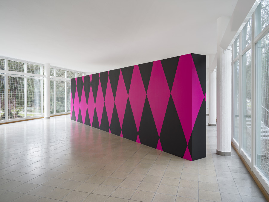 Sophie Gogl die grosse magenta farbene Teenie, 2023 Holz, Dispersionsfarbe / 5 Wood, emul- sion paint die knusprige Nichte Ausstellungsansicht / installation view Kunsthaus Glarus, 2023 Alle Werke / all works courtesy die Kunstlerin / the artist and / und KOW, Berlin Alle Fotos / all images: Cedric Mussano