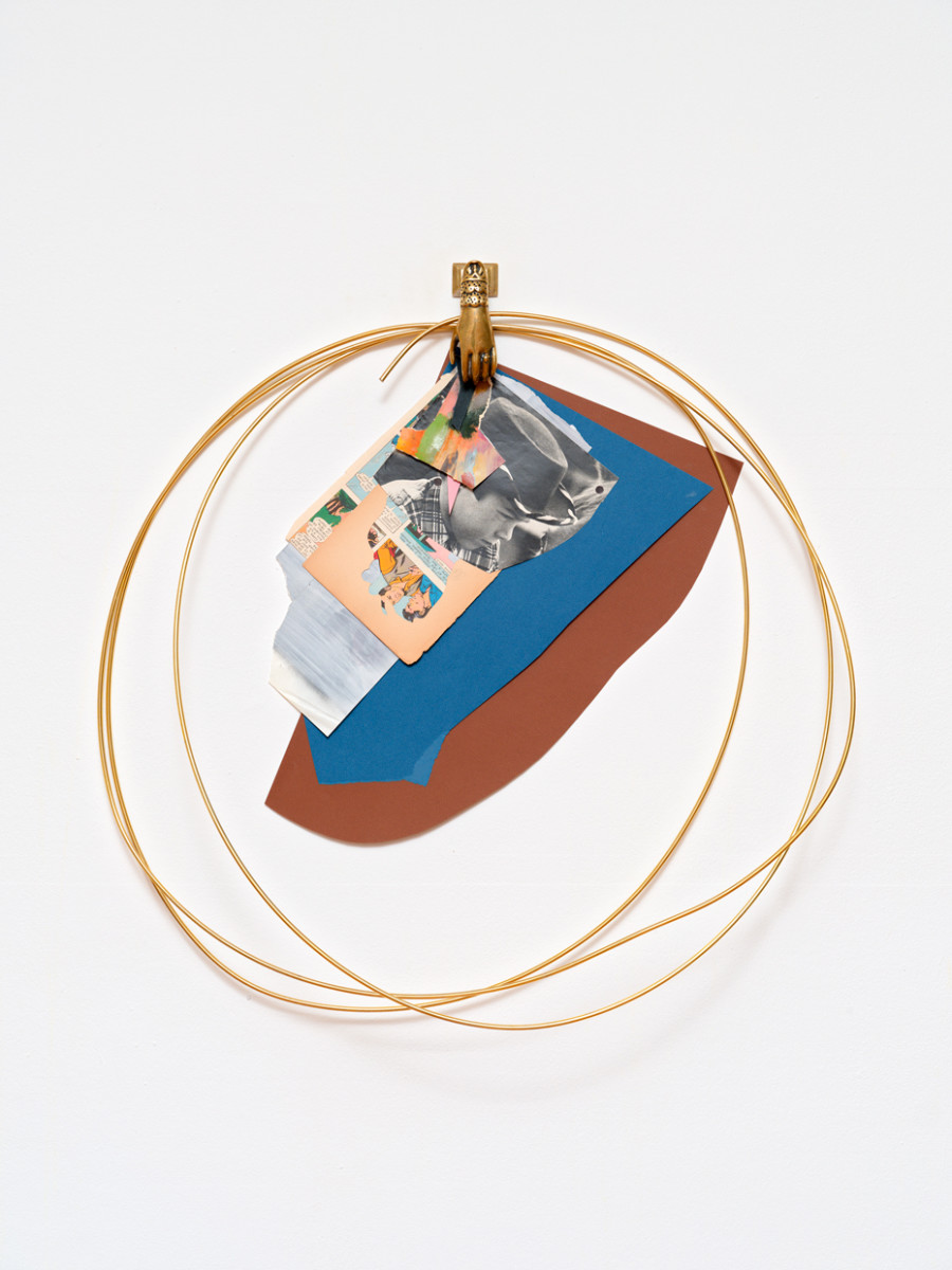 Hippolyte Hentgen, Heurtoir, documents et laiton, 2025, photographie Aurélien Mole