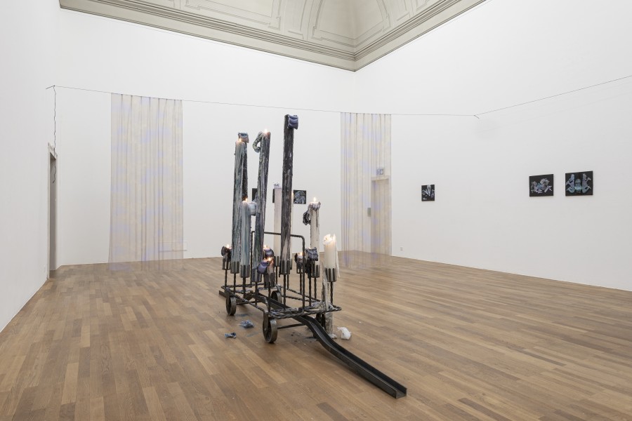 Pauline Curnier Jardin, Durata di cera (Was man aus Liebe tut)/ La notte del 17 novembre, 2022 (in the front) and Was man aus Liebe tut, 2022 (behind). Exhibition view Kunsthalle Winterthur, 2023. Foto: Christian Schwager © 2023 Kunsthalle Winterthur / Pauline Curnier Jardin / ChertLüdde