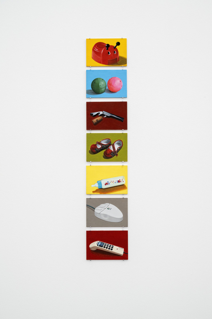 Installationsansicht Eine Frau ist eine Frau ist eine Frau... Eine Geschichte der Künstlerinnen 27.8.2022 – 15.1.2023, Aargauer Kunsthaus, Aarau. Donatella Maranta, Häfi / Schnappis / Zapfenzieher / Tigerfinkli / Schoppen / Maus / Telefon (aus der Serie Ordentliches Portrait einer unordentlichen Familie), 1998 Aargauer Kunsthaus, Aarau / Depositum der Sammlung Andreas Züst. Foto: Zoe Tempest, Zürich