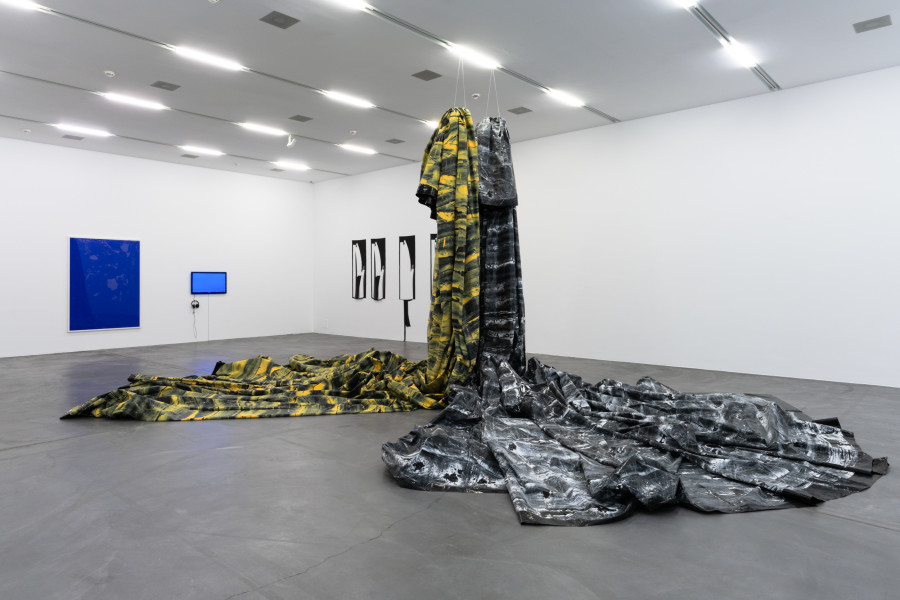 Exhibition view Sonia Kacem, Petra, 2013, Plastic sheeting, emulsion paint, nylon thread, Marion Baruch, Lasciar cadere, 2018, Polyestervlies, Pamela Rosenkranz, Death of Yves Klein, 2011, Single channel animation on Samsung flatscreen (color, sound) and Because They Tried to Bore Holes in my Greatest and Most Beautiful Work, 2012, Inkjet print, plexiglass, double-sided foil, bubbles. Sammlung Migros Museum für Gegenwartskunst. Photo: Studio Stucky, copyright Marion Baruch and Pamela Rosen- kranz