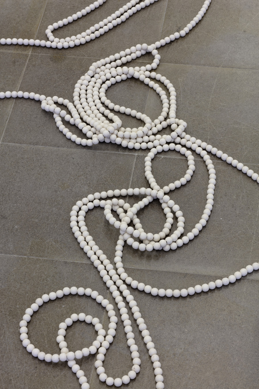 Stéphanie Saadé, Building a Home with Time, 2019 2832 bemalte Holzperlen, Faden / 2832 perles en bois peintes, fil / 2832 painted wooden beads, thread, Variable Dimensionen / dimensions variables / variable dimensions, Courtesy galerie anne barrault and the artist; Ausstellungsansicht / vue d’exposition / exhibition view Kunsthaus Centre d’art Pasquart, Fotos / photos: Stefan Rohner