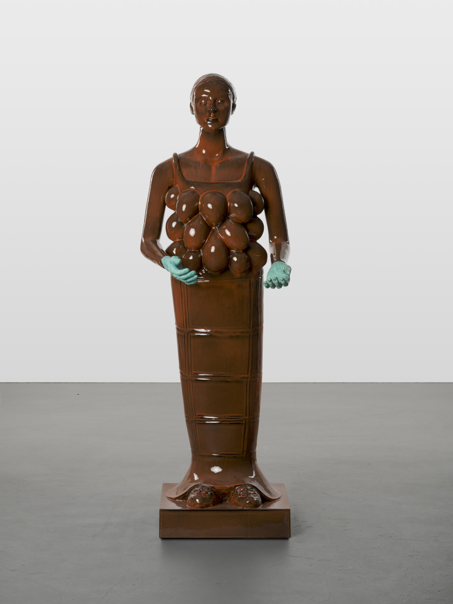 Mai-Thu Perret, Diana II, 2024, Glazed ceramic, green bronze, 158 x 44 x 44 cm. Photo: Mareike Tocha