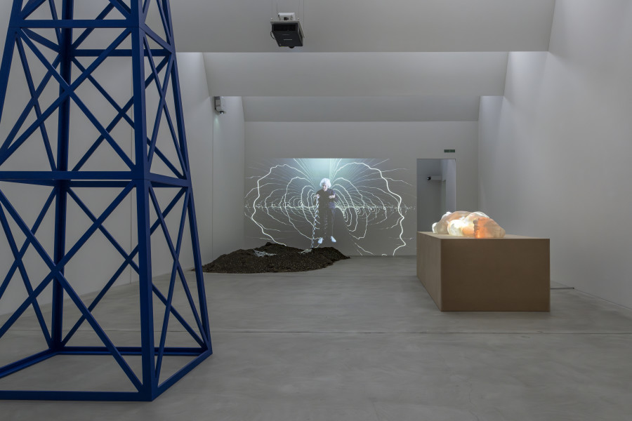 Tony Oursler, Room: conspirituality, Artworks (from left to right): Nocebo, Hoisted/Pit, Nephilim (alle 2025). Exhibition view, Tony Oursler, Hoisted from the Pit, Kunst Museum Winterthur, 2025. Photo: Reto Kaufmann