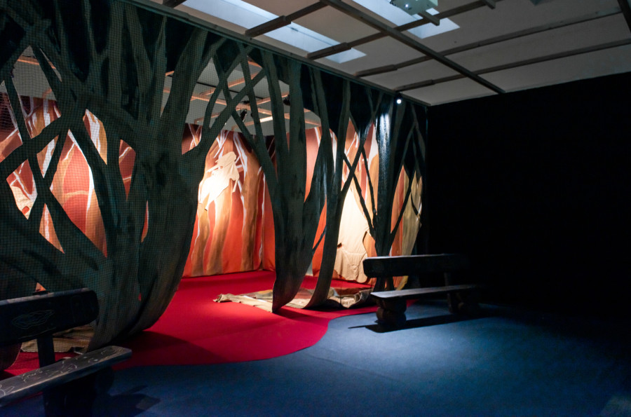 Pauline Curnier Jardin, Peaux de Dames in the hot flashes Forest, 2019; Qu’un sang impur / Ausgeblutet / Bled Out, 2019. Ausstellungsansichten / vues d’exposition / exhibition views Kunsthaus Centre d’art Pasquart 2023. Fotos / photos Lea Kunz