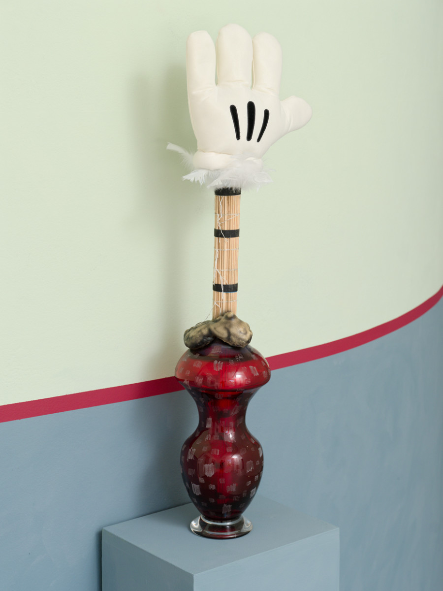 Hippolyte Hentgen, Tribu, 2018, cristal, bambou, polyuréthane, vue de l’exposition « Chambre à deux lits » à la Villa du Parc - centre d’art contemporain - Aurélien Mole, 2025