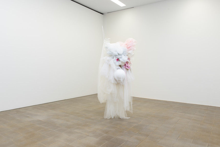 Sveta Mordovskaya, Costume, vue d’exposition KBCB Kunsthaus Biel Centre d’art Bienne 2024, photo: Lea Kunz