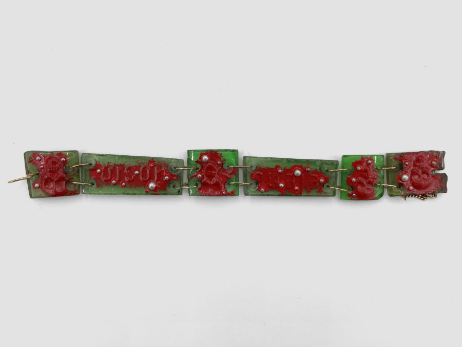 Bernhard Schobinger, Poison Veleno Skulls, 2023, Bracelet made of gold, red urushi lacquer, half-pearls, glass fragments (from old bottles), 2.2 x 20.2 x 0.7 cm