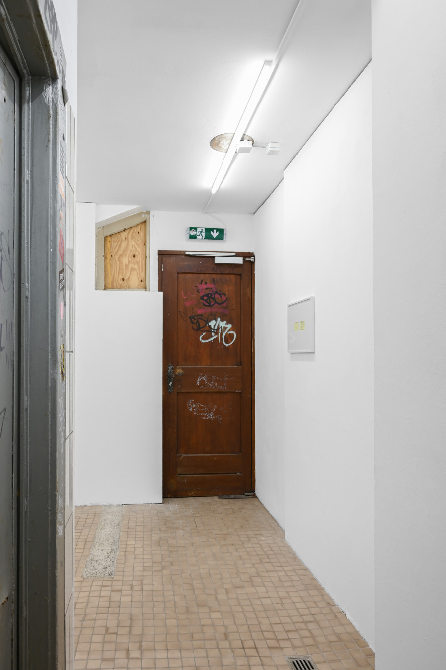 Jason Hirata, "Refried Beans" (installation view), 2025, Jason Hirata, "Vergeltung" at Kaiserwache, Freiburg im Breisgau, 2025. Courtesy: the Artist and Kaiserwache. Photo: Stefan Lux