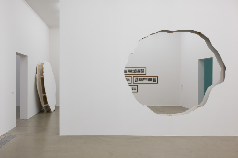 Installationsansicht Davor · Darin · Danach. Die Sammlung im Wandel, 15.5.–7.8.2022, Aargauer Kunsthaus, Aarau. Urs Fischer (*1973). The Intelligence of Flowers, 2003/2022, Wandlöcher, Masse variabel. Aarau / Schenkung Sammlung Ringier, Schweiz. Foto: ullmann.photography