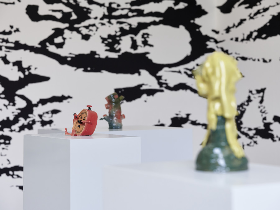 Cassidy Toner, Leaning on me #8, 2025, Keramik, glasiert, 15 x 15 x 18 cm, Leaning on me #1 -- #16, 2025, Keramik, glasiert / Airbrush und handbemalt. Courtesy of the artist & PHILIPPZOLLINGER, Zurich. Photo credit: Samuel Bramley