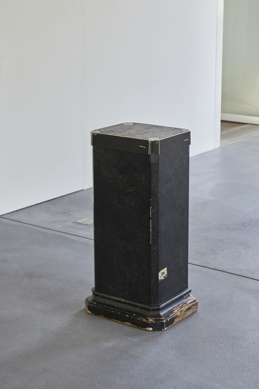 Brad Kronz, Pedestal, 2013. Photo : Guillaume Python. Courtesy of the artist and Kunsthalle Friart Fribourg