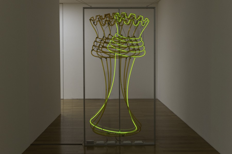 Bethan Huws, Neon Queen, 2017/2023. Photo: Alicia Olmos Ochoa. © 2024, ProLitteris, Zurich